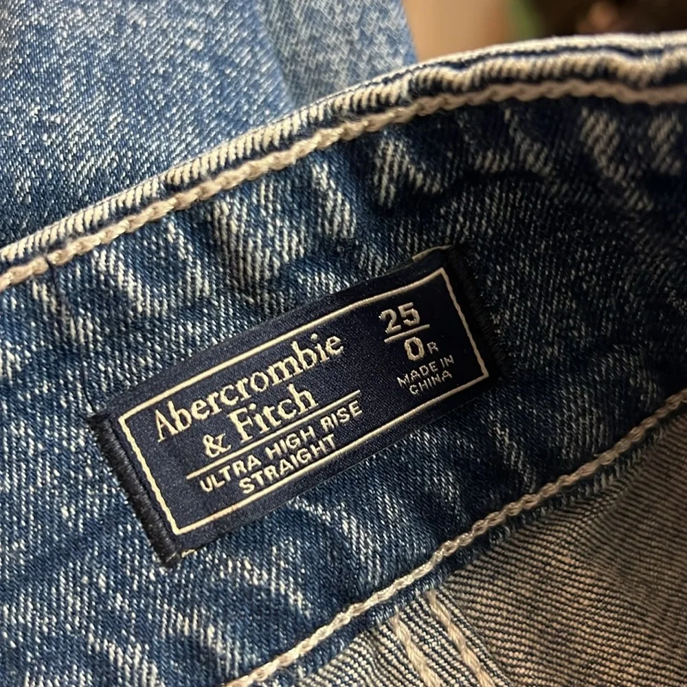 NWT A&F Ultra High Rise Straight Belted Snap‎ Waist Blue Jeans- 0